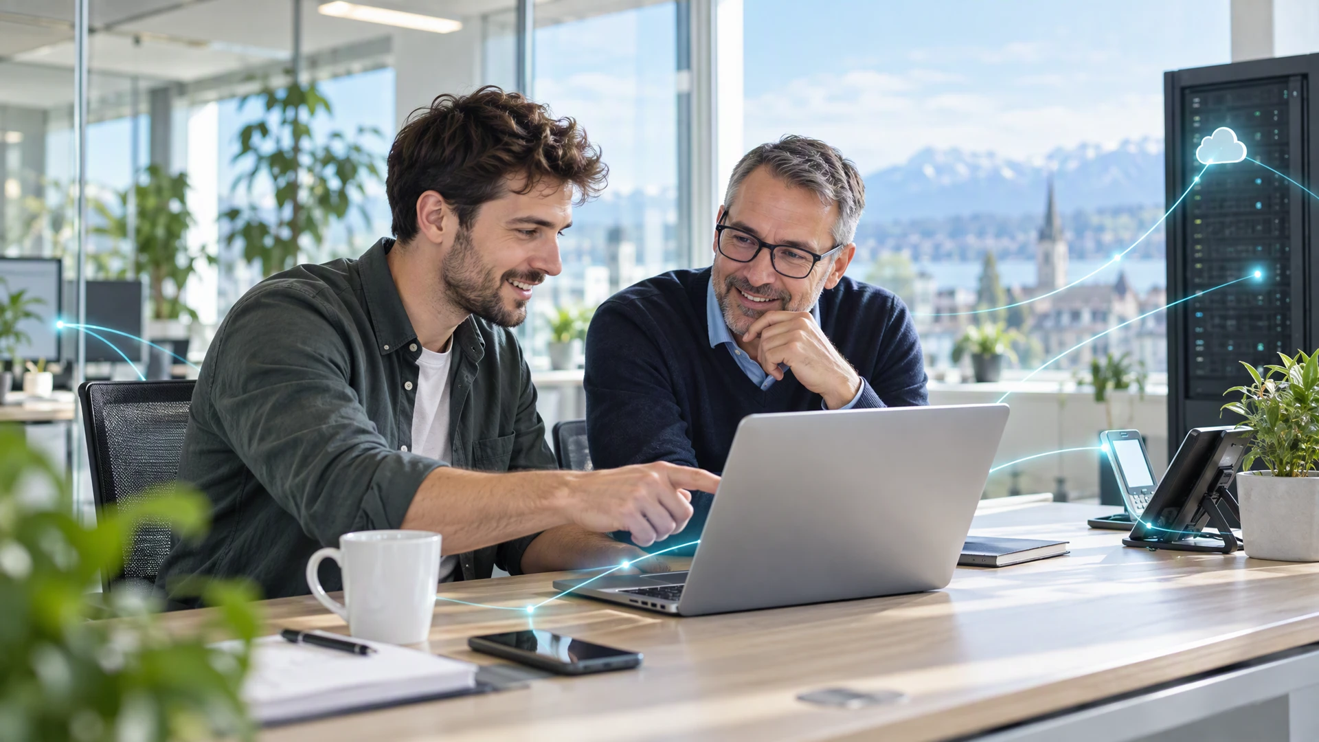 Exxo-Support-Abo Zwei Männer schauen und zeigen erfreut auf einen Laptop